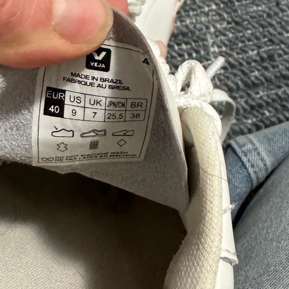 Veja v10 Women's White and Pink Sneakers - Picture 9 of 9